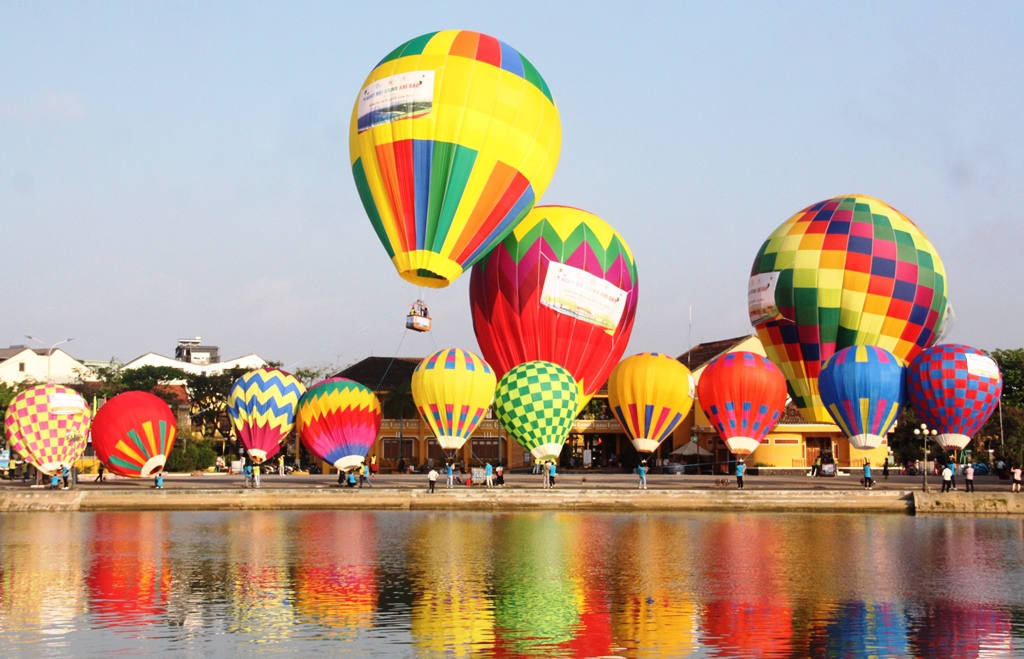 Rực rỡ sắc màu khinh khí cầu bên sông Hoài ở phố cổ Hội An